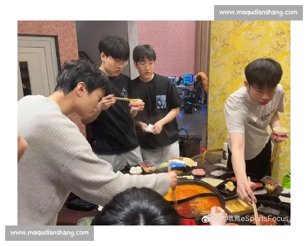 电竞选手私下生活揭秘，原来他们也爱吃火锅